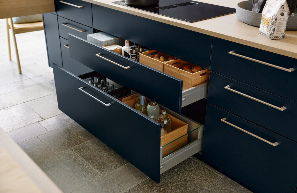 MANHATTAN - Natureiche edelmatt / SOFT LACK - Tiefblau Filograno Kitchens svg+xml;charset=utf