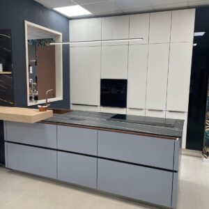 cucina con isola senso azzurro Sky